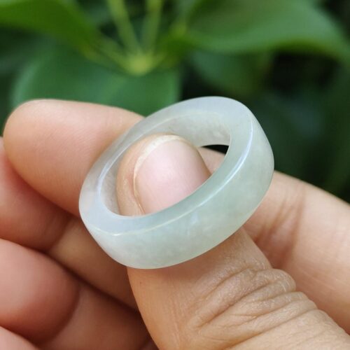 अंगूठी पकड़े हुए एक व्यक्ति