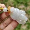 一只手握着玉坠