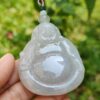 Una mano sosteniendo un colgante de jade.