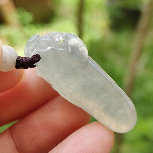 翡翠のペンダントを持つ手