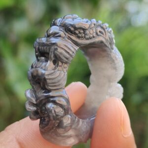 tangan memegang cincin