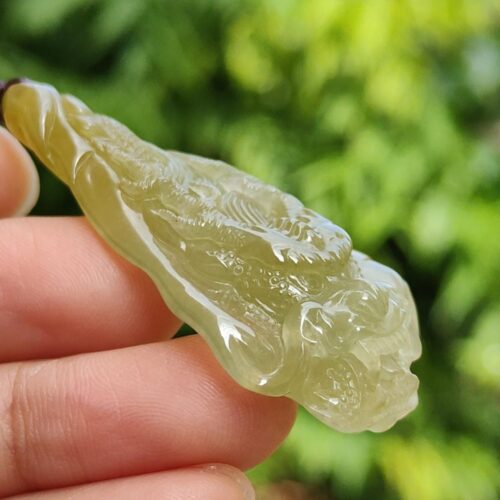 翡翠の物体を持つ手