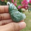 一只手握着玉坠