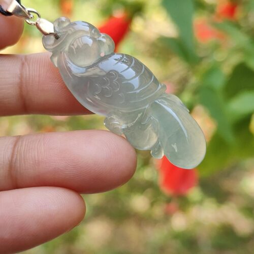 一只手握着玉坠
