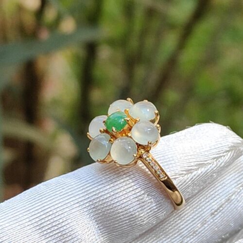 ein Ring mit einem grünen Stein darauf