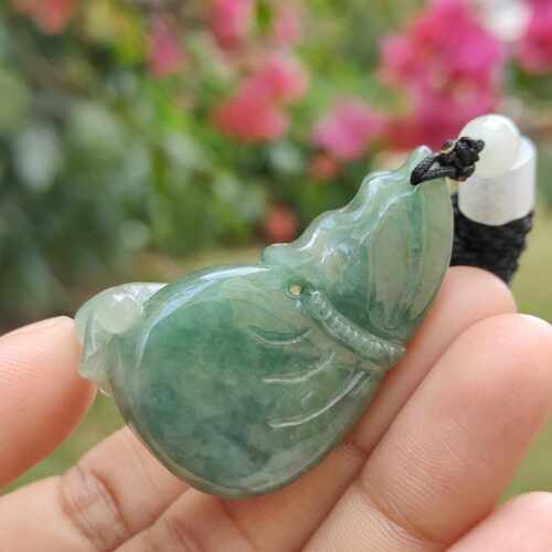 一只手握着玉坠