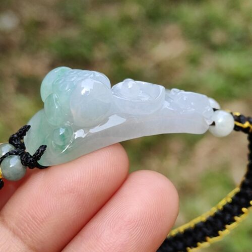 Una mano sosteniendo una pulsera de jade