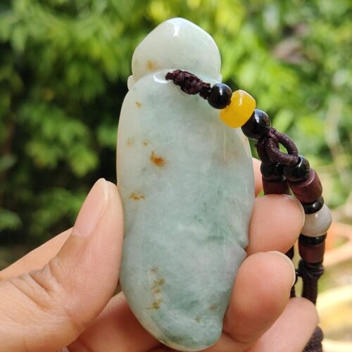 Una mano sosteniendo un collar de jade