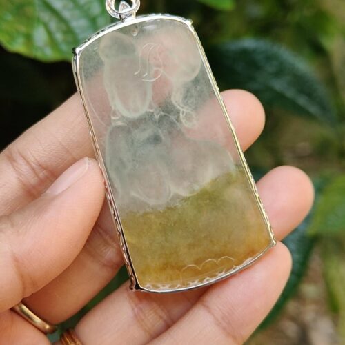 목걸이를 쥔 손