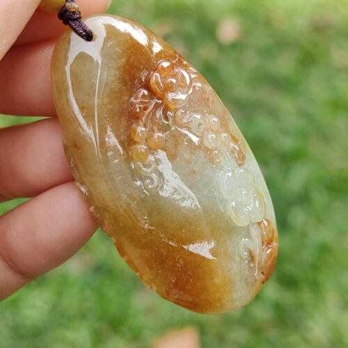 Una mano sosteniendo un colgante de piedra.