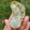 Una mano sosteniendo un objeto de jade.