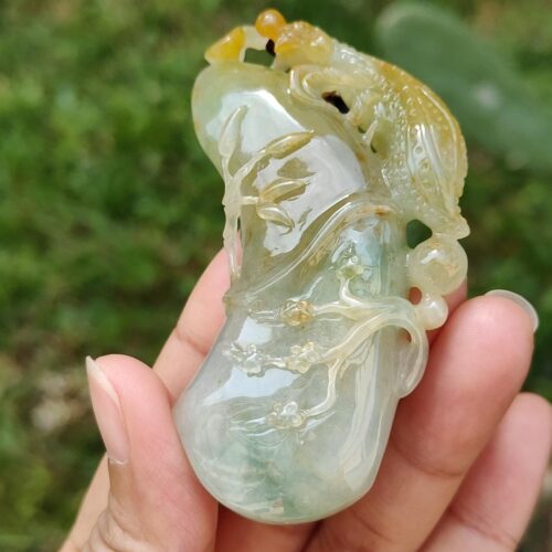 Una mano sosteniendo un objeto de jade.