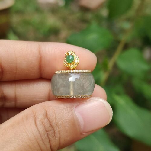 एक हाथ में अंगूठी पकड़े हुए