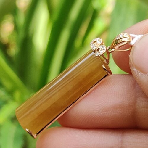 ペンダントを持った手