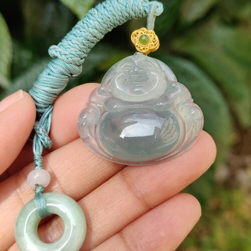 Una mano sosteniendo un colgante de jade.
