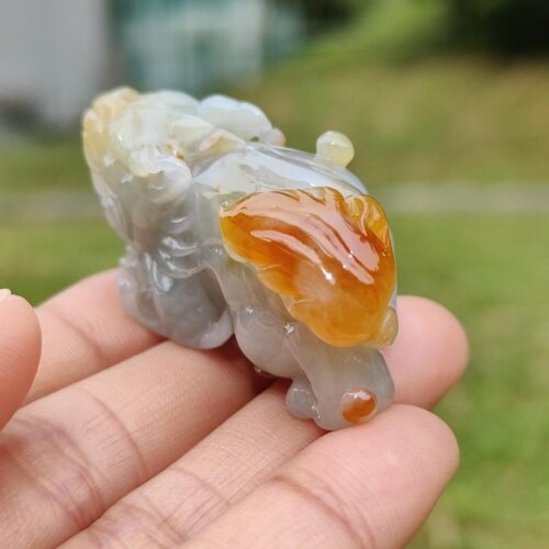 Una mano sosteniendo un pequeño animal de piedra.