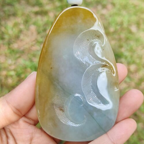 une main tenant une pierre