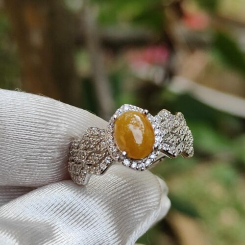 노란색 돌이 박힌 반지