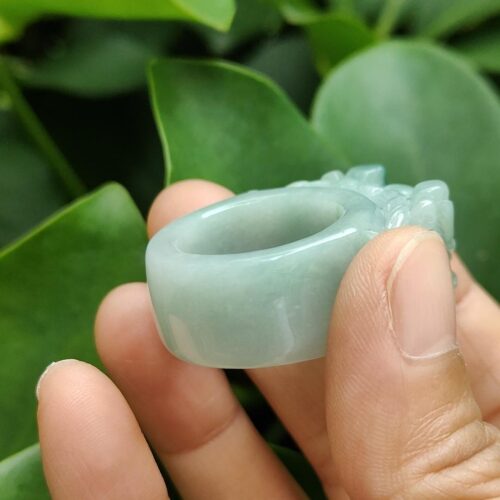 một bàn tay cầm một chiếc nhẫn