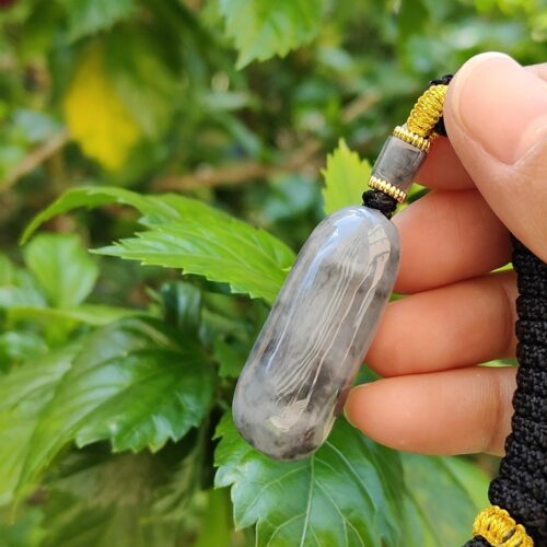 une main tenant un collier