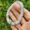 một bàn tay đang cầm một chiếc vòng tay