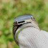 un gros plan d'une bague