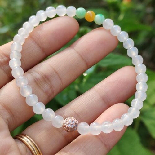 una mano sosteniendo una pulsera