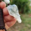 una mano sosteniendo un collar