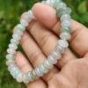 một bàn tay đang cầm một chiếc vòng tay