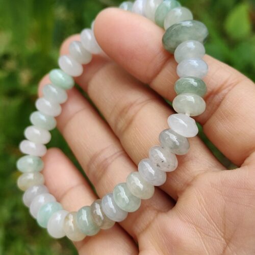 một bàn tay đang cầm một chiếc vòng tay