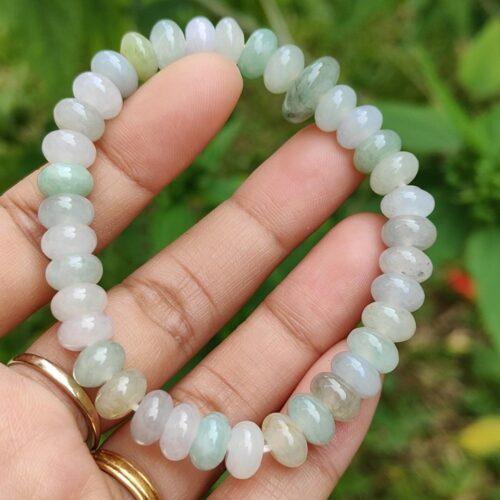 một bàn tay đang cầm một chiếc vòng tay