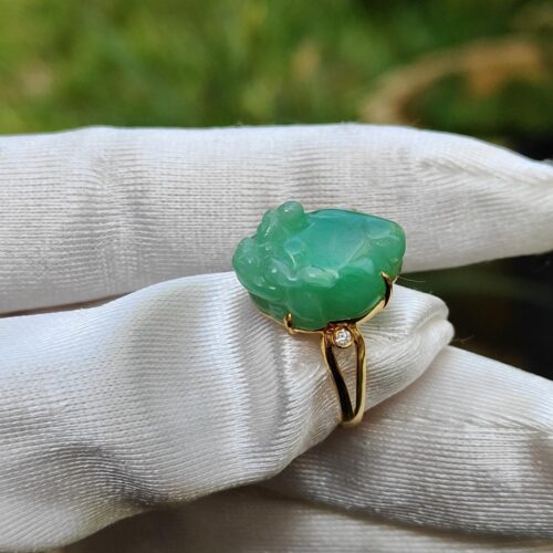 มือที่สวมถุงมือพร้อมแหวน