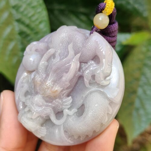 Una mano sosteniendo un colgante de jade.