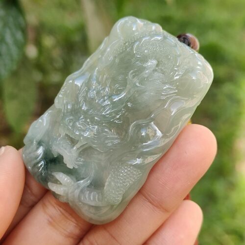 Una mano sosteniendo un objeto de jade.