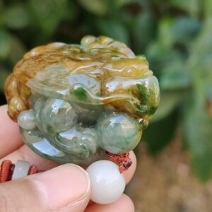 Una mano sosteniendo un dragón de jade