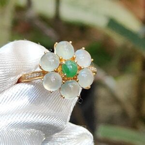 Un anillo con una piedra verde dentro.