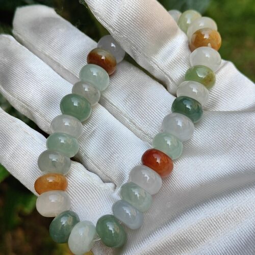 một bàn tay đeo găng tay cầm một chiếc vòng tay