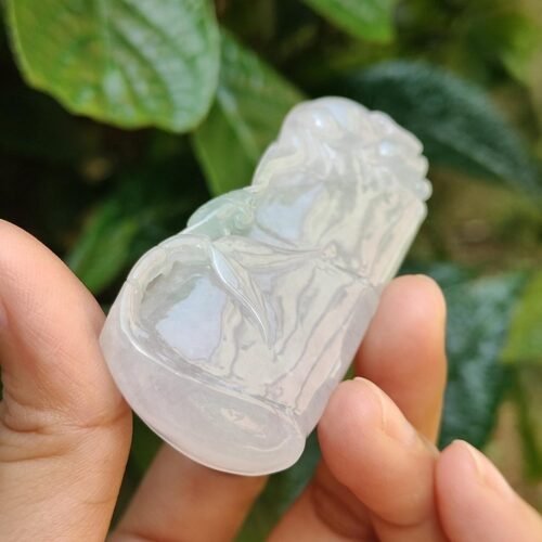 Una mano sosteniendo un objeto de jade.