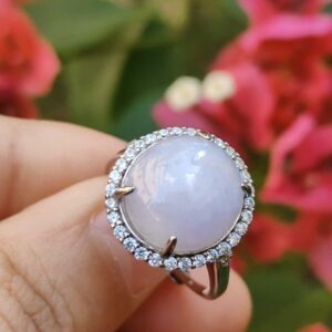 một người đang cầm một chiếc nhẫn