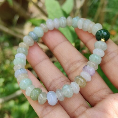 một bàn tay đang cầm một chiếc vòng tay