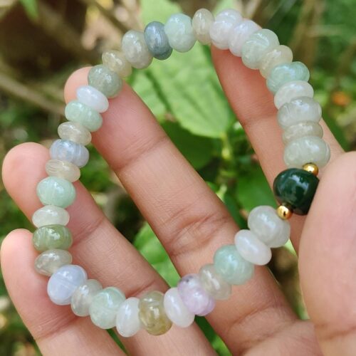 một bàn tay đang cầm một chiếc vòng tay