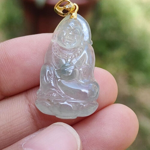 Una mano sosteniendo un colgante de jade.