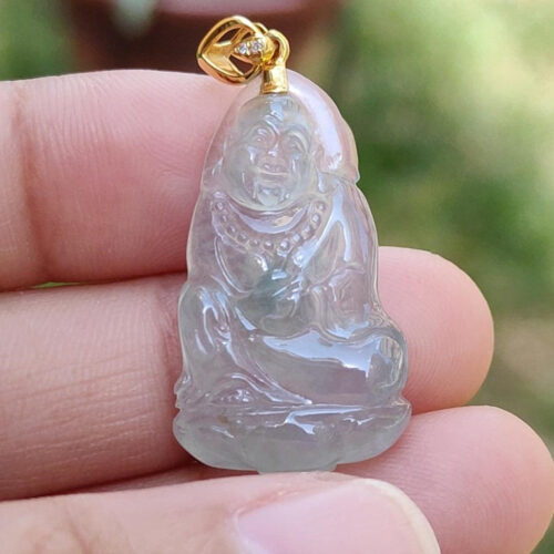 Una mano sosteniendo un colgante de jade.