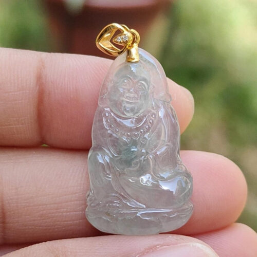 Una mano sosteniendo un colgante de jade.