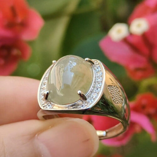 une personne tenant une bague