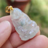 Una mano sosteniendo un colgante de jade.