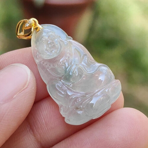 Una mano sosteniendo un colgante de jade.