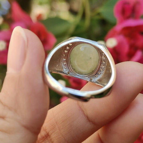 une main tenant une bague