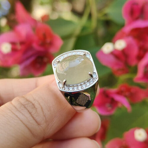 une personne tenant une bague