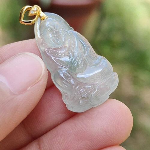 Una mano sosteniendo un colgante de jade.